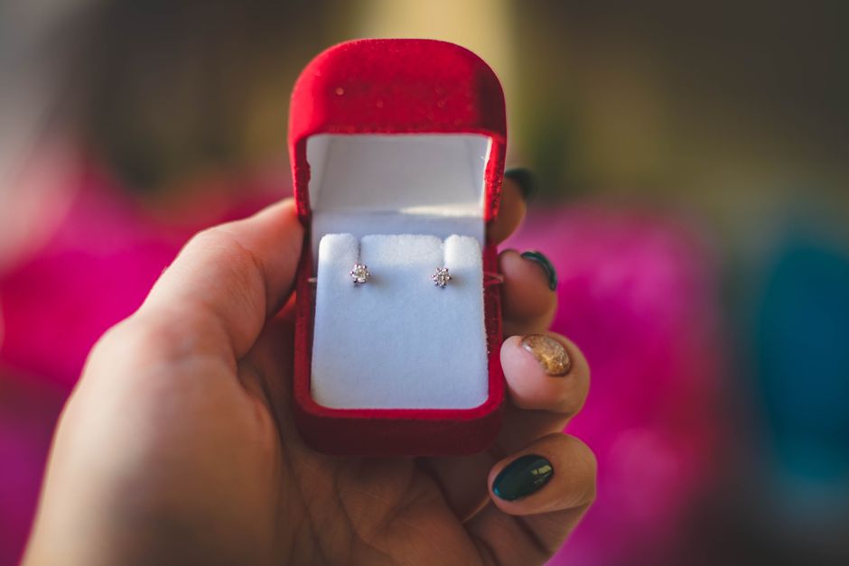 The Modern Buyer's Guide to 50 Carat Diamond Earrings