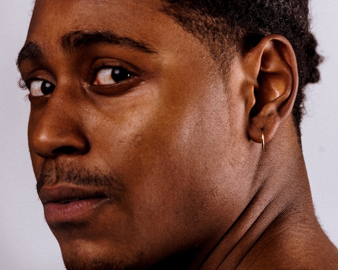 How to Choose Genuine Men's Diamond Earrings Without Looking Gaudy